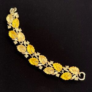 Beautiful vintage Lisner gold-tone bracelet from 1950/60s.